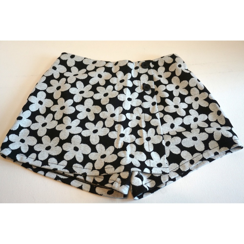 Old Navy Girls Black White Floral Daisy Skort Size M 8 Knit Wrap Front Shorts